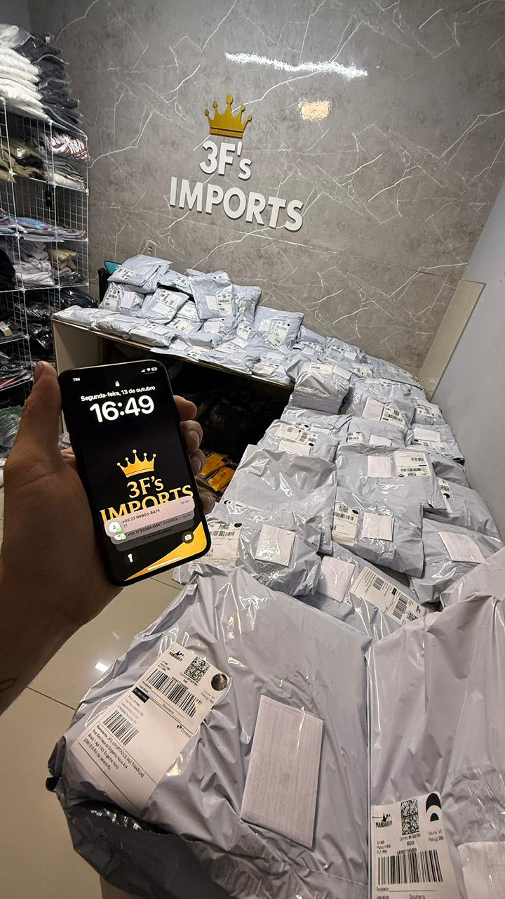 Mesa cheia de produtos para envio